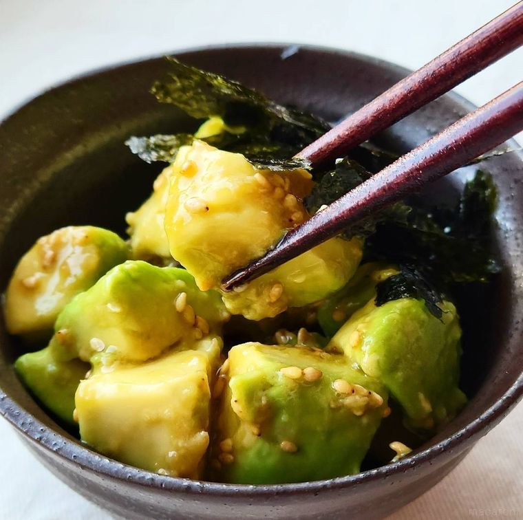 黒い器に盛り付けたおつまみアボカド