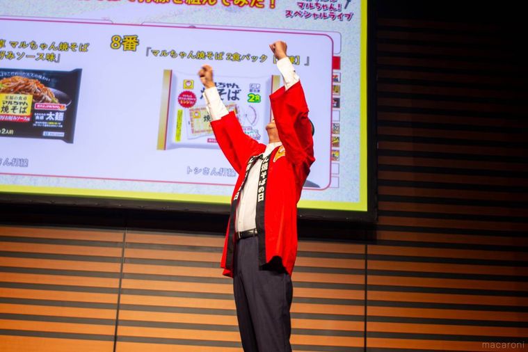 タカさんにじゃんけんに勝って両手でガッツポーズをしているトシさん