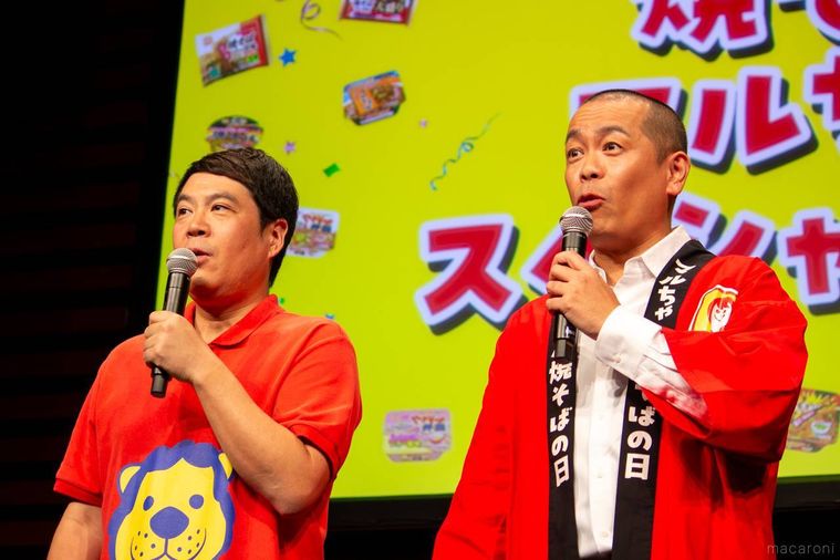 イベントに参加したお客さんと会話をしているタカアンドトシのふたり