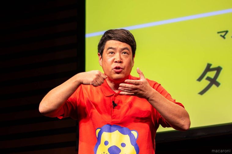 マルちゃん焼そばを食べているジェスチャーをしているタカアンドトシのタカさん