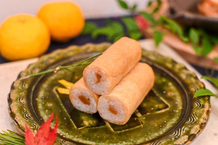 お皿にのったいなり寿司