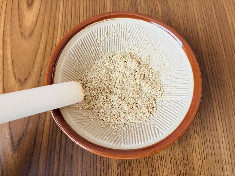 ミニすり鉢ですったごまとすりこぎ