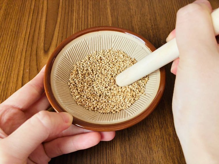 ミニすり鉢でごまをすっている