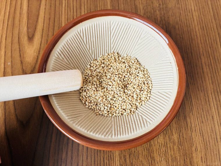 ごまが入ったミニすり鉢とすりこぎ