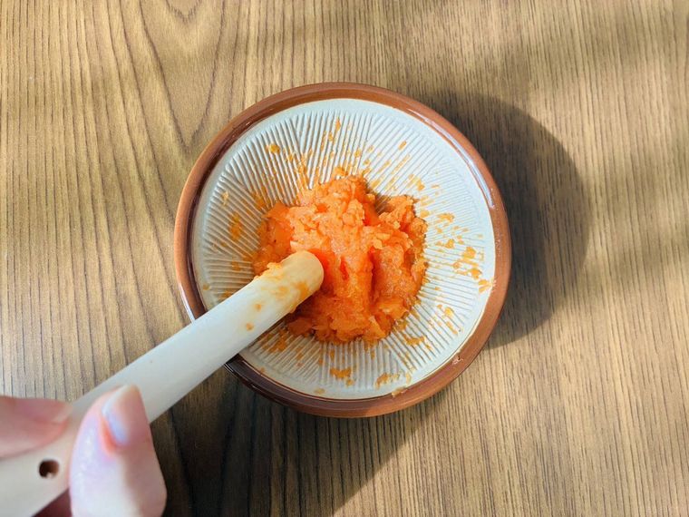 ミニすり鉢でにんじんをすっている