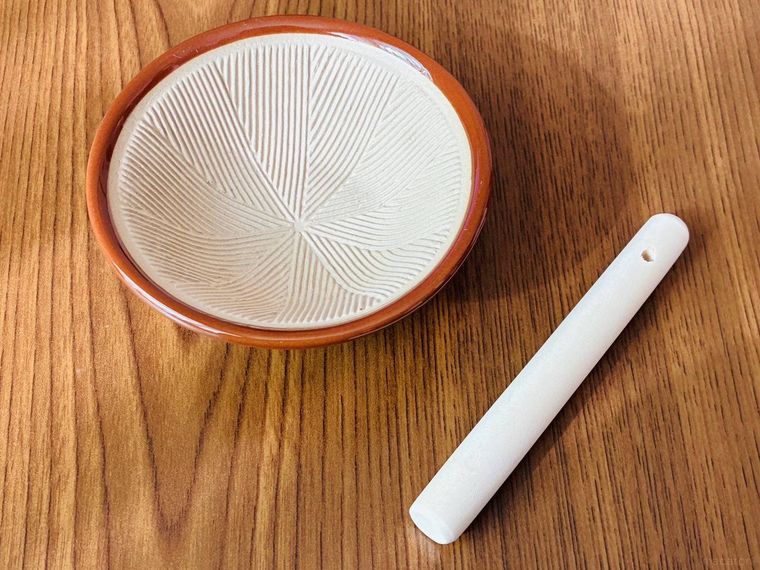 テーブルに並べたミニすり鉢とすりこぎ