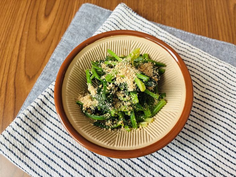 ミニすり鉢に盛ったほうれん草のごま和え