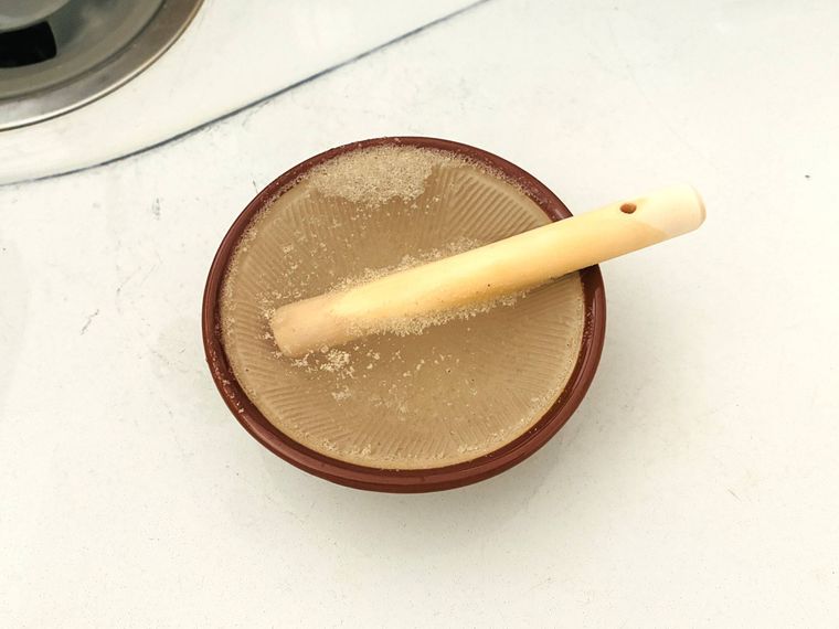 ごまをすったミニすり鉢とすりこぎを水に浸けている