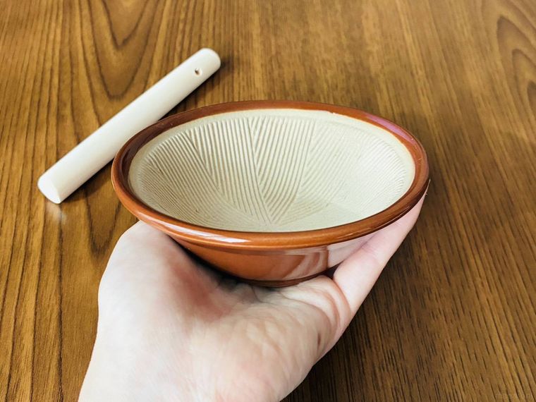 ミニすり鉢を片手で持っている