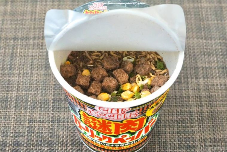 黒いパッケージの謎肉ガーリックペッパーカップヌードル ビッグのフタを開けた様子
