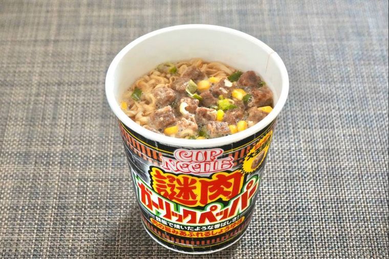 黒いパッケージの謎肉ガーリックペッパーカップヌードル ビッグのできあがりの様子