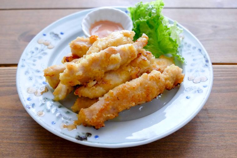 チキンスティックとレタス、ソースが盛られている皿