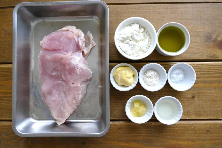 揚げないチキンスティックの材料が並ぶ木製テーブル