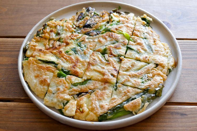 食べやすい大きさに切った小ねぎのチヂミ