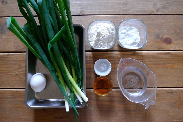 小ねぎチヂミの材料が並ぶ木製テーブル