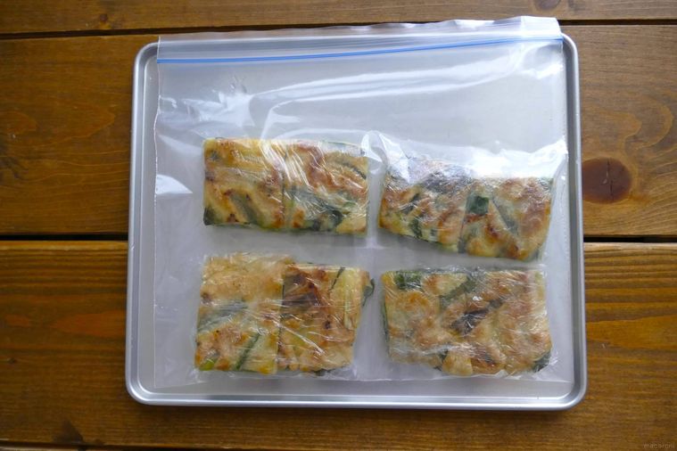 チヂミをラップで包んでフリーザーバッグに入れた様子