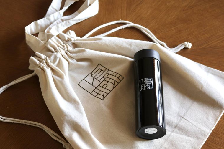 オリジナルロゴ入り真空ステンレスボトル230mlと巾着トート