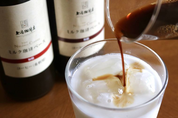 ベースを牛乳の上に入れている