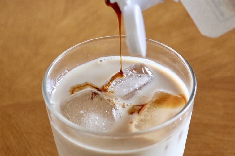 黒糖蜜をかけている様子