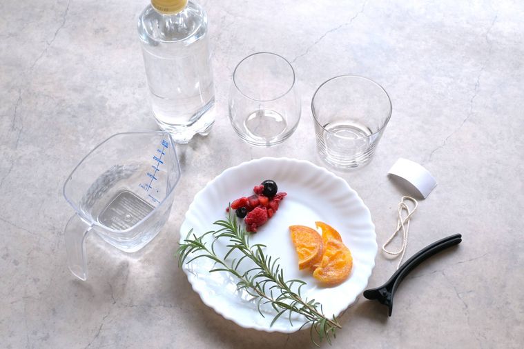 ローズマリーや炭酸水などのスノードームカクテルの材料が並んでいる