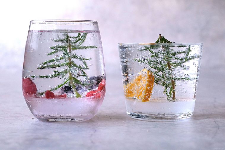 スノードームカクテルが2つ並んでいる