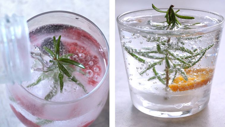 凍ったローズマリーとフルーツが入ったグラスに炭酸水を注ぎ入れる様子