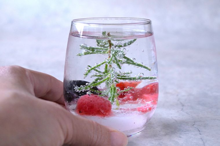 スノードームカクテルを手で持つ様子