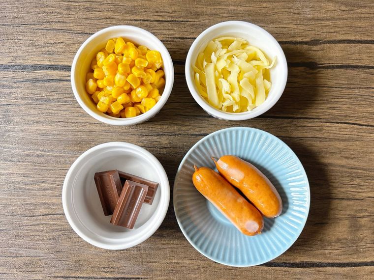器に入ったコーン、とろけるチーズ、ウインナーソーセージ、チョコレート
