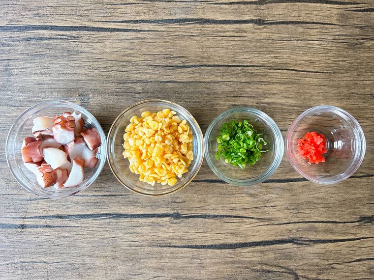 透明の器に入ったたこ、天かす、小口ねぎ、紅しょうが