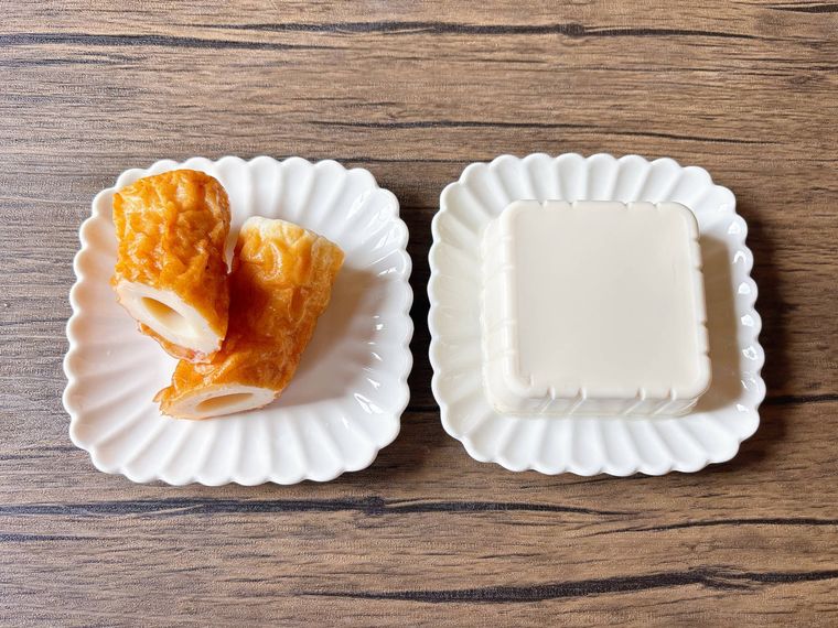 白色の皿に盛られたちくわ、豆腐
