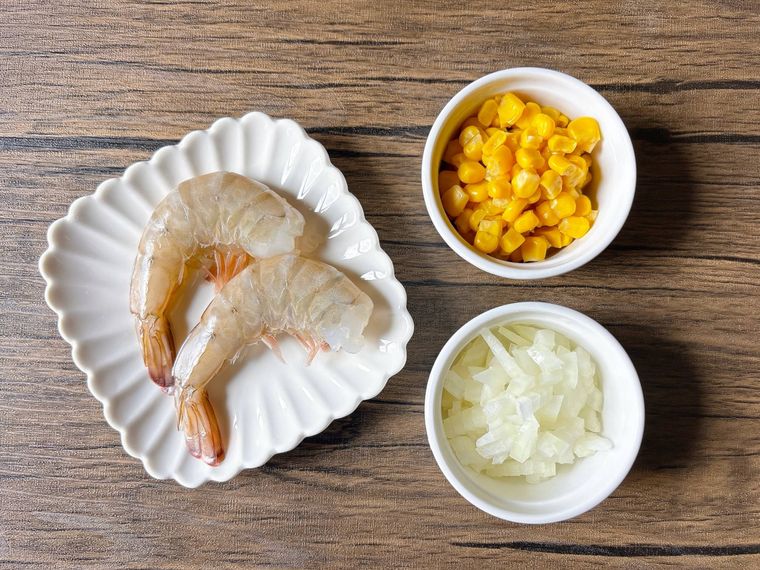 四角の皿におかれたえび、コーン、玉ねぎのみじん切り