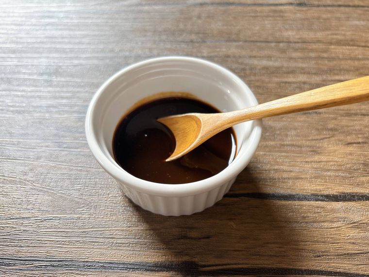 白色の器に入ったたこ焼きソース