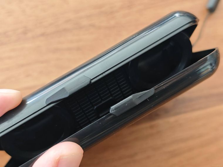 双眼望遠鏡折りたたみを開ける様子