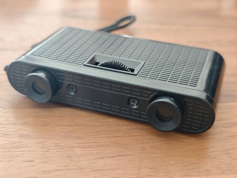 双眼望遠鏡折りたたみが置いてある状態