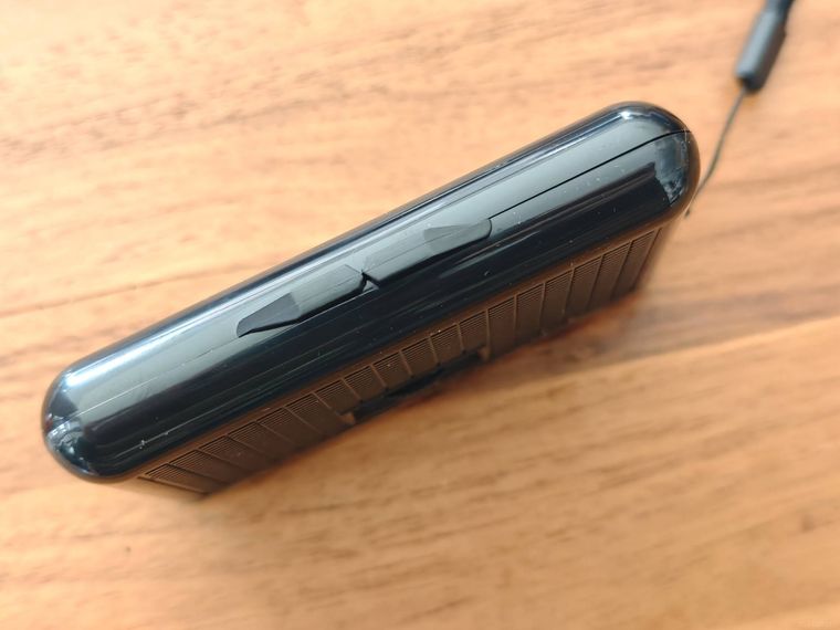 双眼望遠鏡折りたたみが置いてある