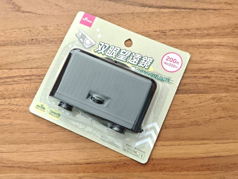 双眼望遠鏡折りたたみが机の上に置いてある