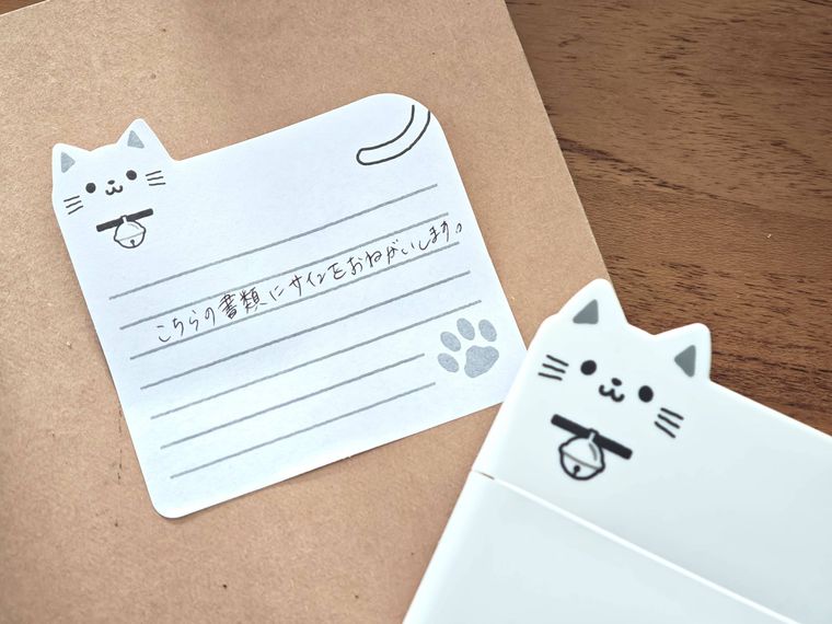 ねこふせんケースセット ワイド WHに文字を書いている様子