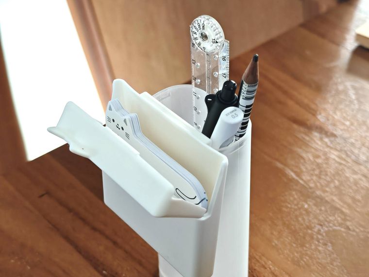 ねこふせんケースセット ワイド WHをペン立てにかけている様子