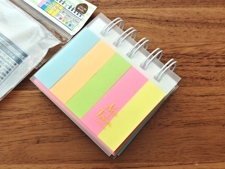 4色リング メモふせんが机の上に置いてある