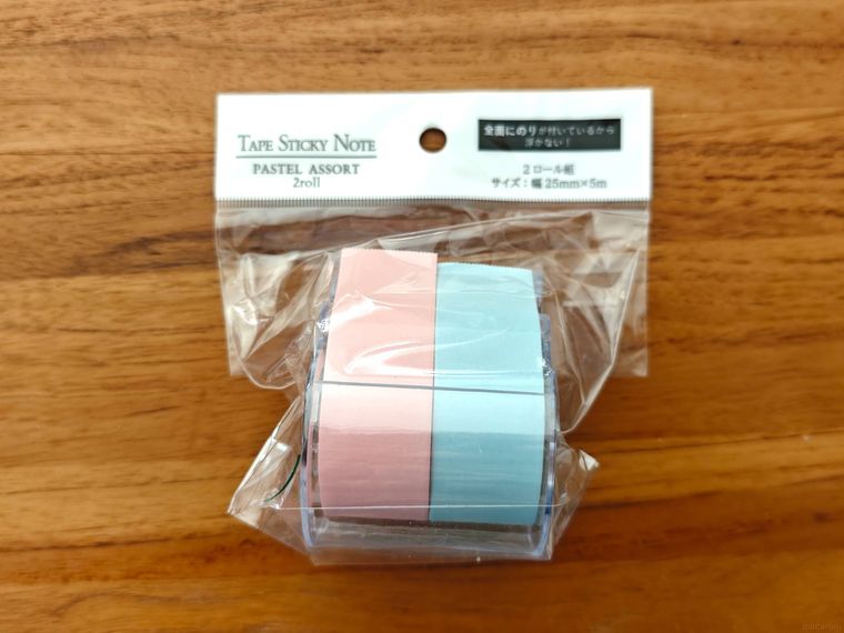 テープふせん紙 2ロール組が机の上に置いてある