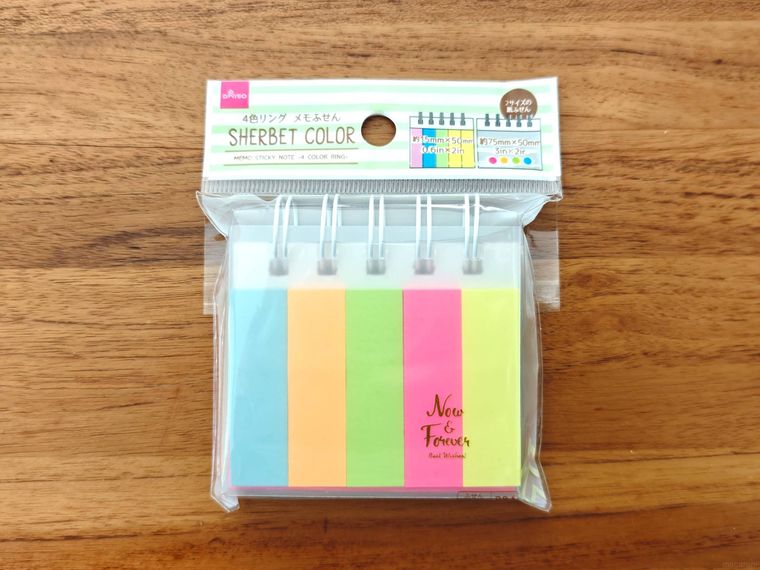 4色リング メモふせんが机の上に置いてある