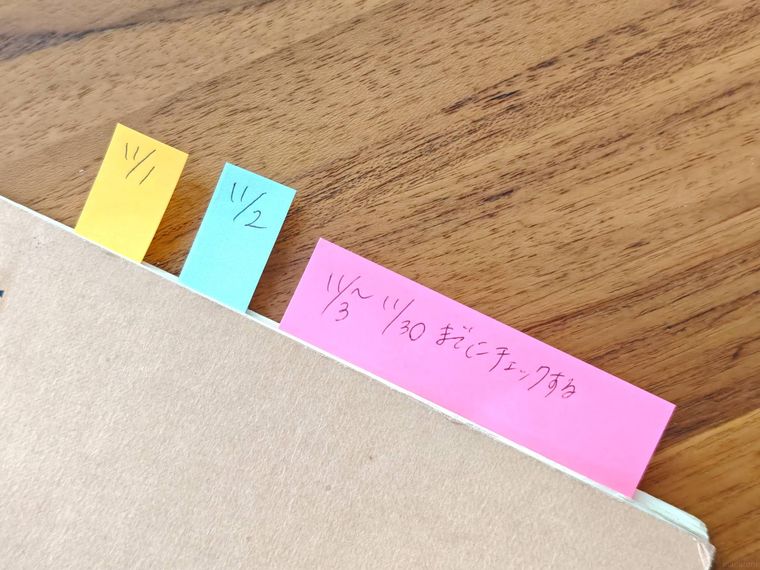 4色リング メモふせんを使っている様子