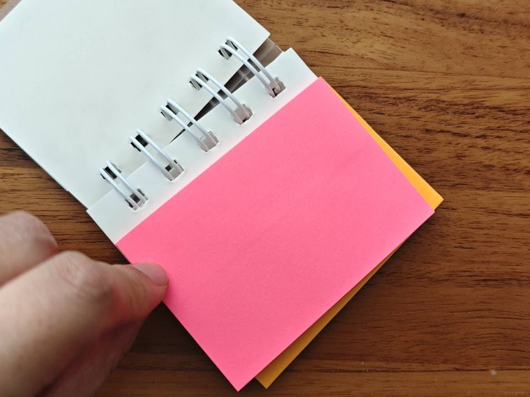 4色リング メモふせんをめくっている様子