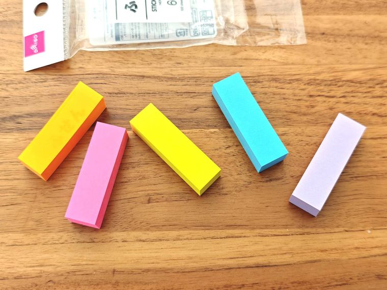 ふせんが机の上に置いてある