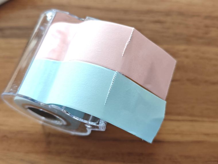 テープふせん紙 2ロール組が机の上に置いてある