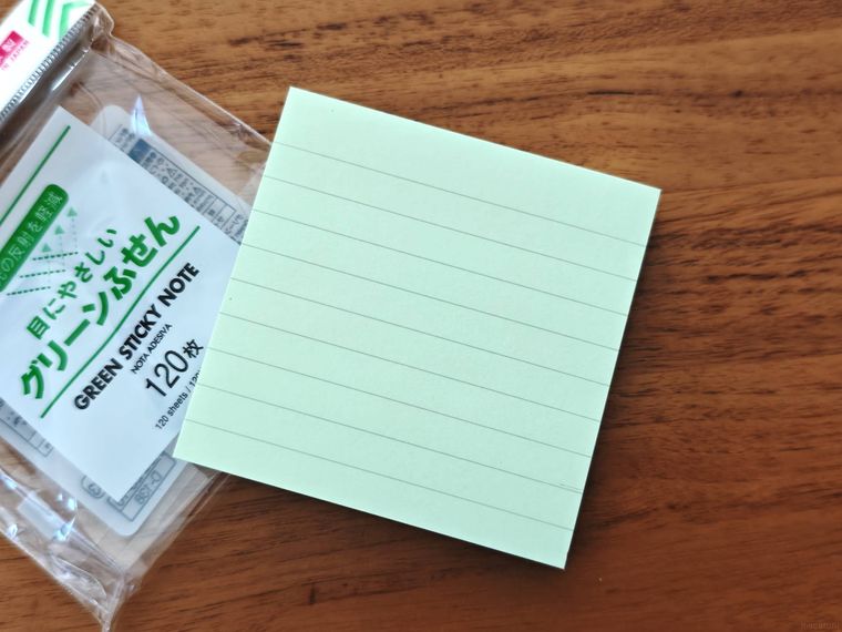 グリーンふせんが机の上に置いてある