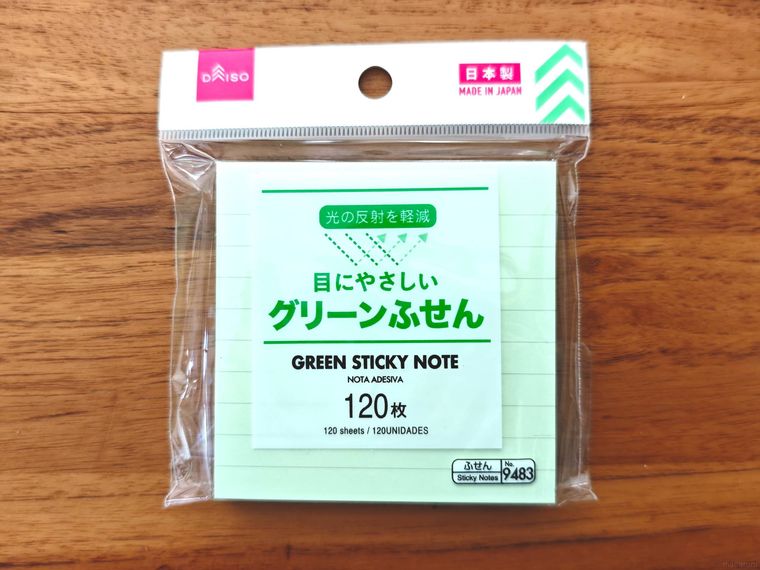 グリーンふせんが机の上に置いてある