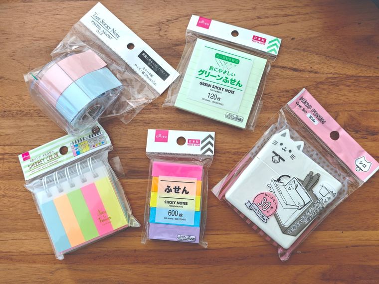 ダイソーの付箋が机の上に置いてある