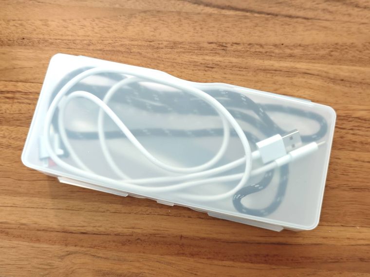 両面に収納できるペンケースのなかにコードやSDカードが入っている