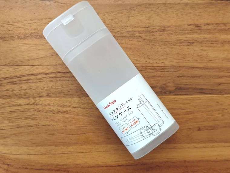 ペンスタンドにもなるケースが机の上に置いてある